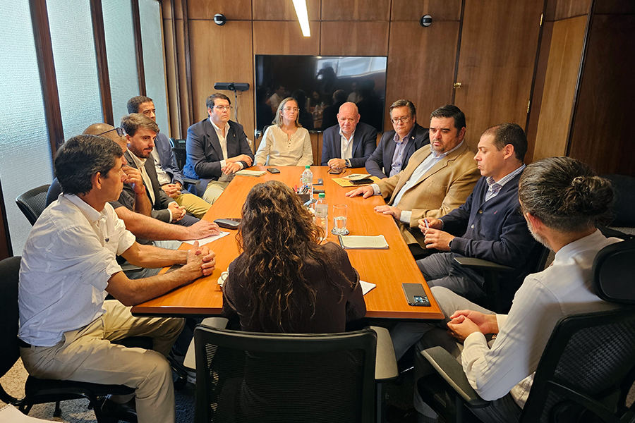 Comitiva reunida con la Ministra