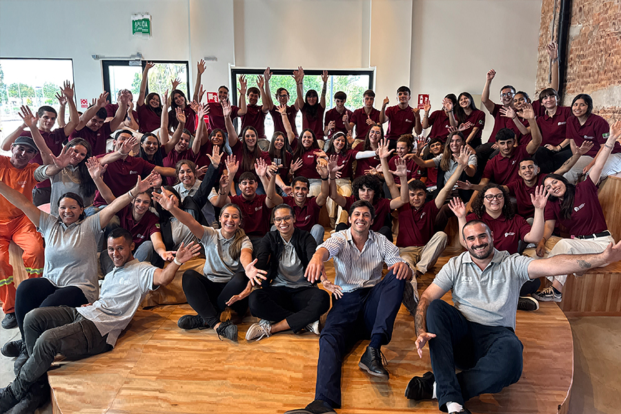 Personal de la Residencia en foto grupal con estudiantes residentes