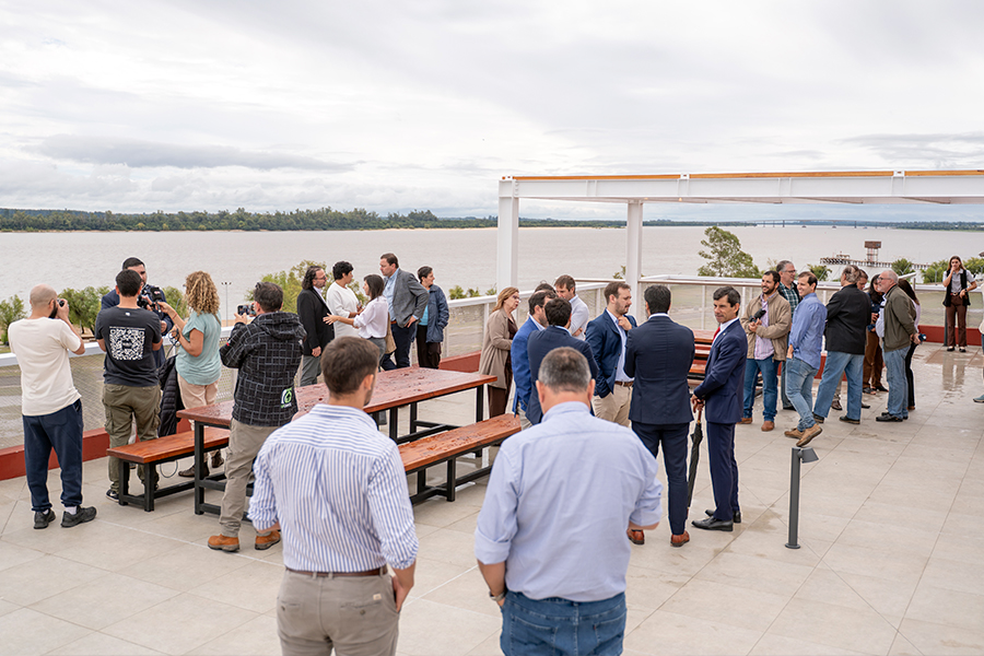 Público en la terraza del edificio