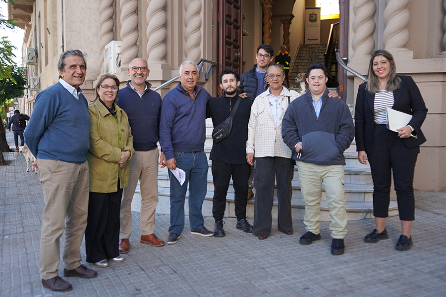 Ganadores de la rifa junto a autoridaedes del Comité