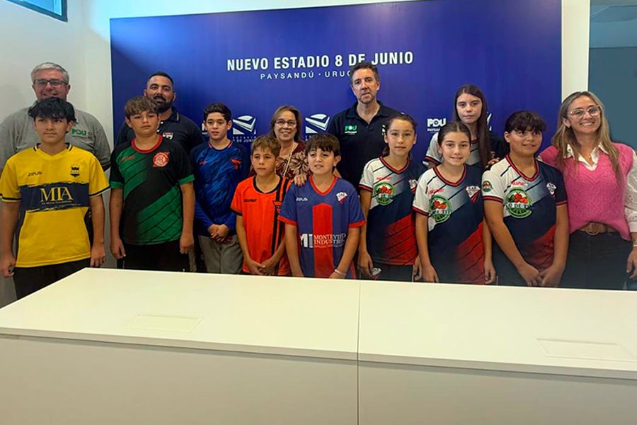 Rueda de prensa autoridades junto a niños del fútbol infantil