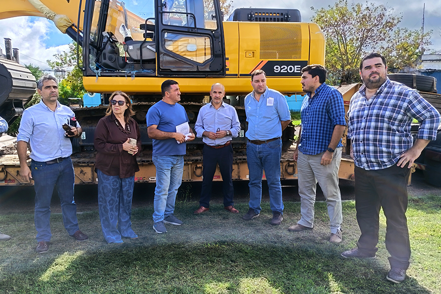 Intendente junto a autoridades