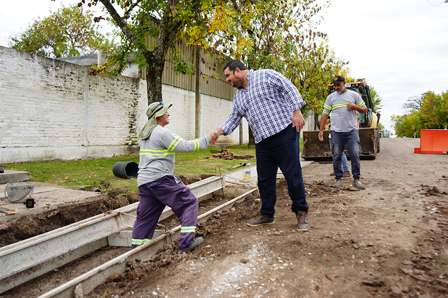 Intendente saludando a un obrero