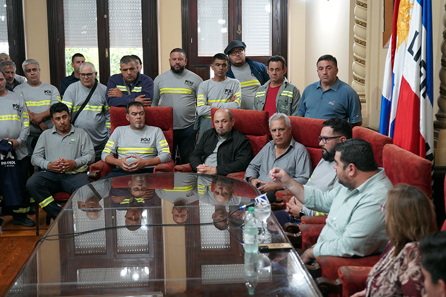Intendente junto al personal de Obras