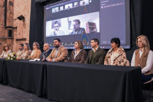 Panel frente al público