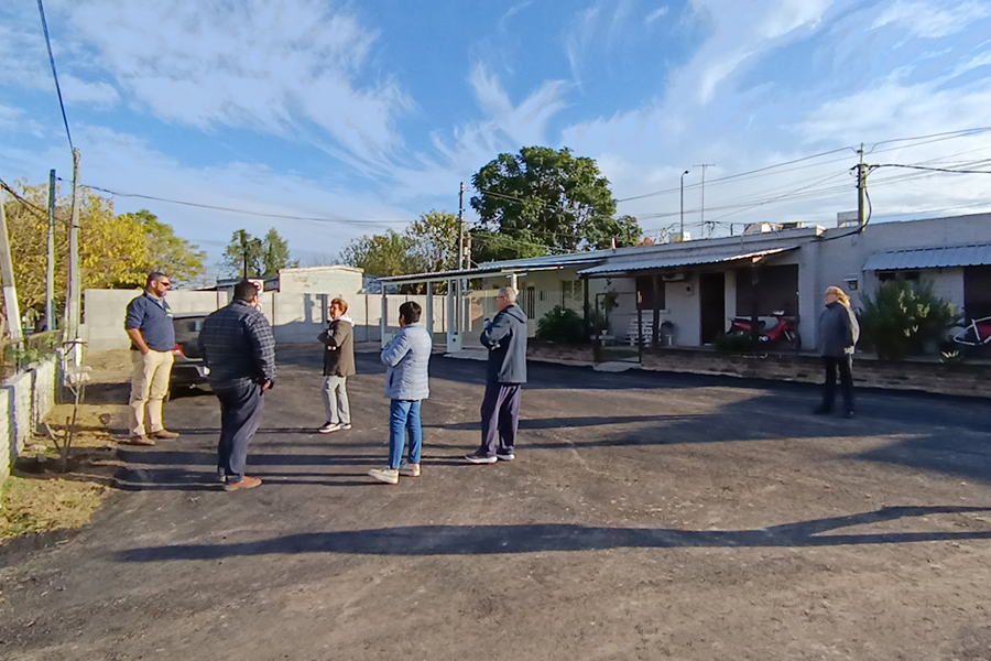 Vecinos del Barrio junto a personal de la Intendencia