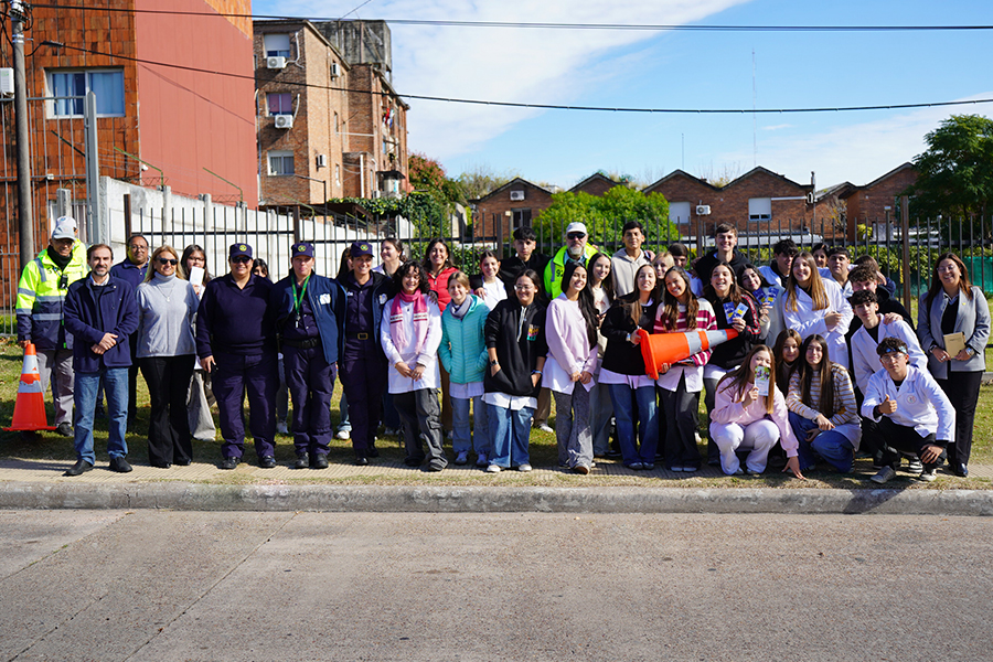 Estudiantes y personal presente posando para la foto