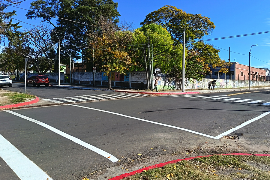 Pintada de pavimento frente a escuela