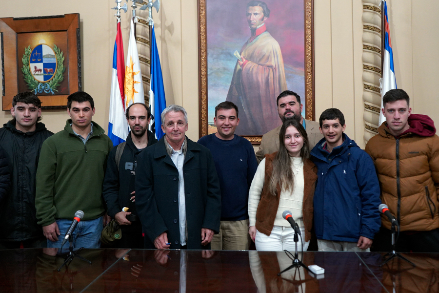 Autoridades junto a alumnos de UTU