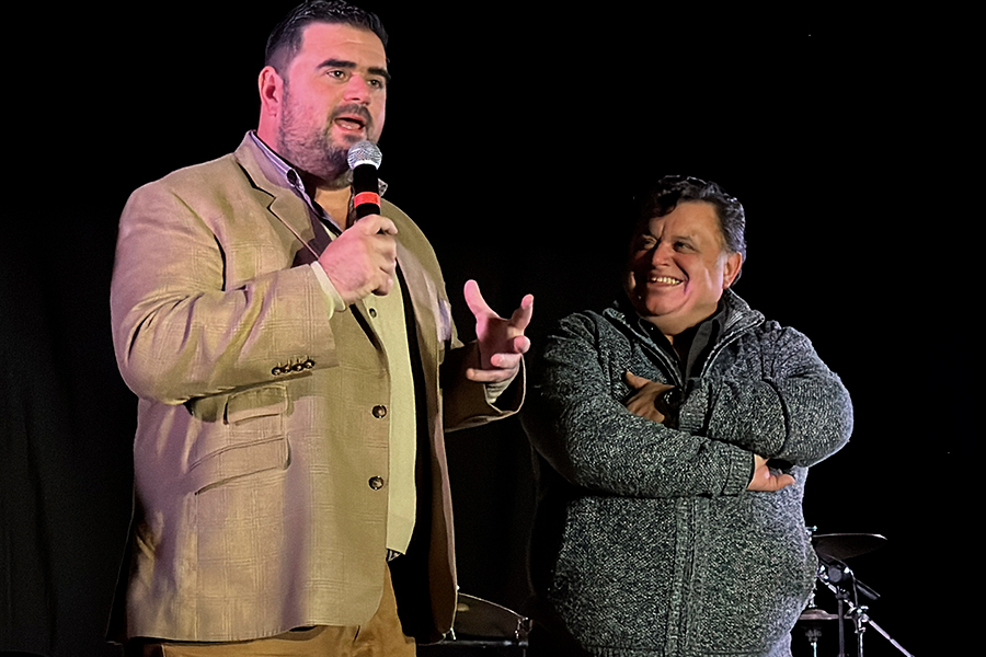 Intendente Olivera hablando al público