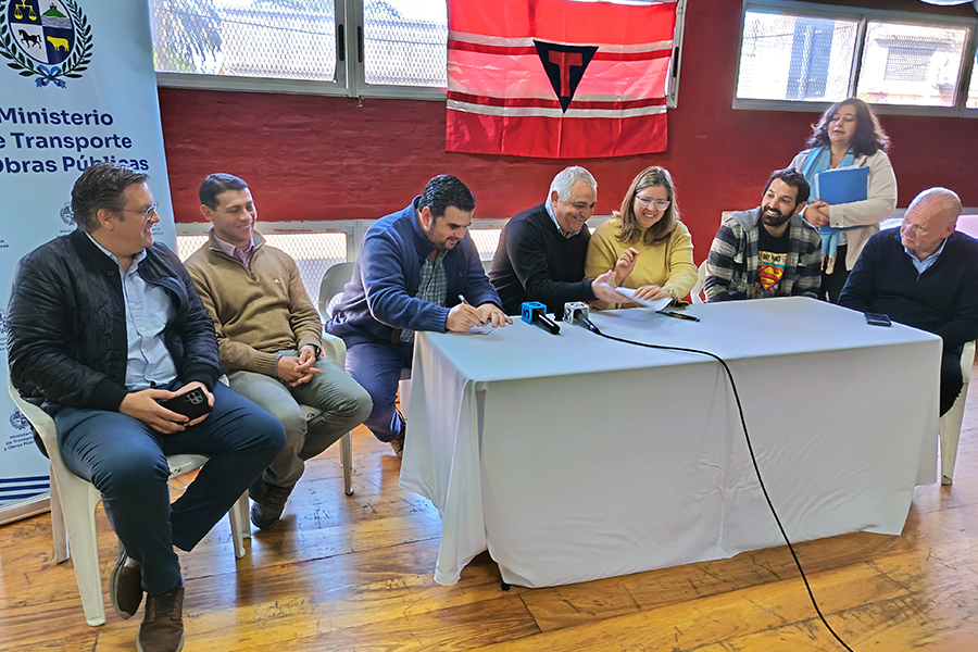 Firma convenio en Touring