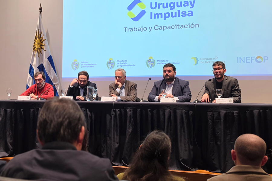 Intndente Olivera en el panel