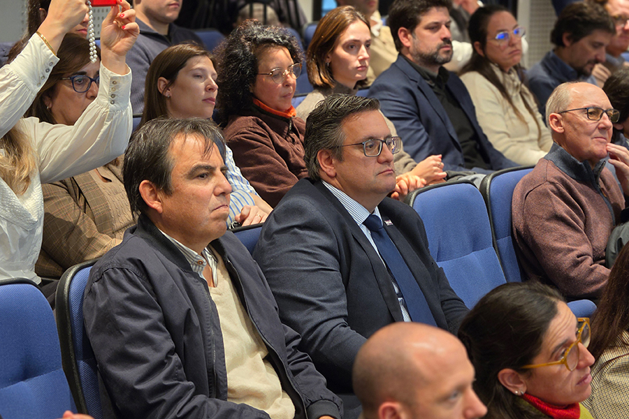 Diputado Farinha junto a público presentepresente