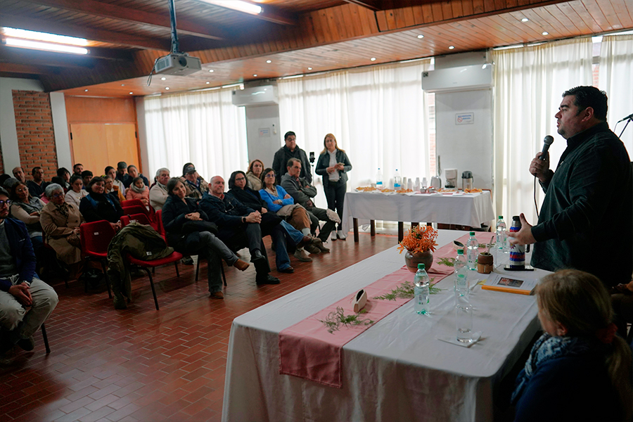 Intendente Olivera hablando al público