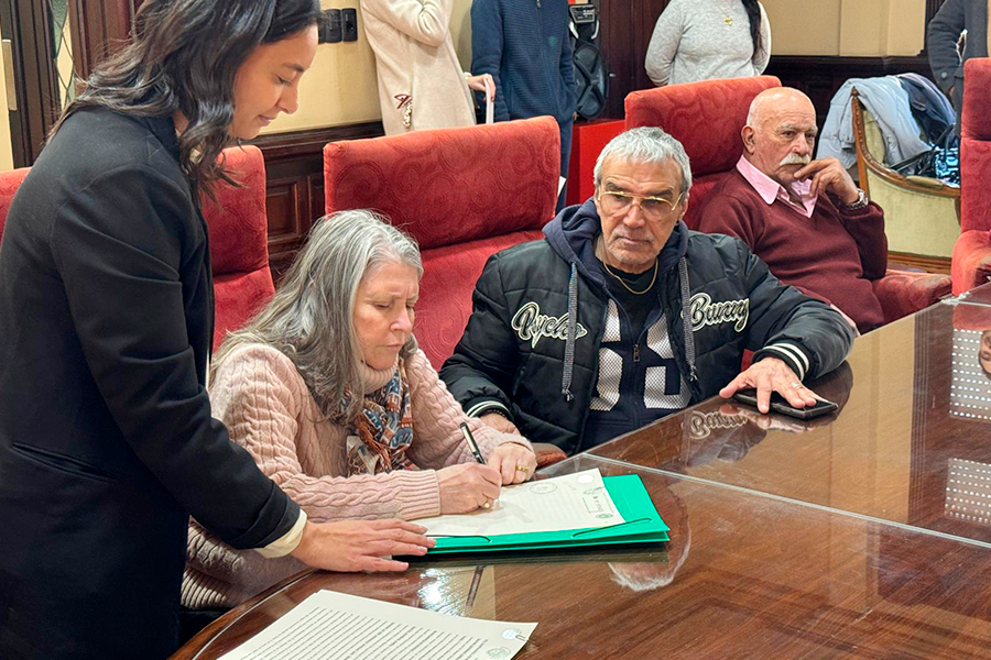 Vecina firmando escritura