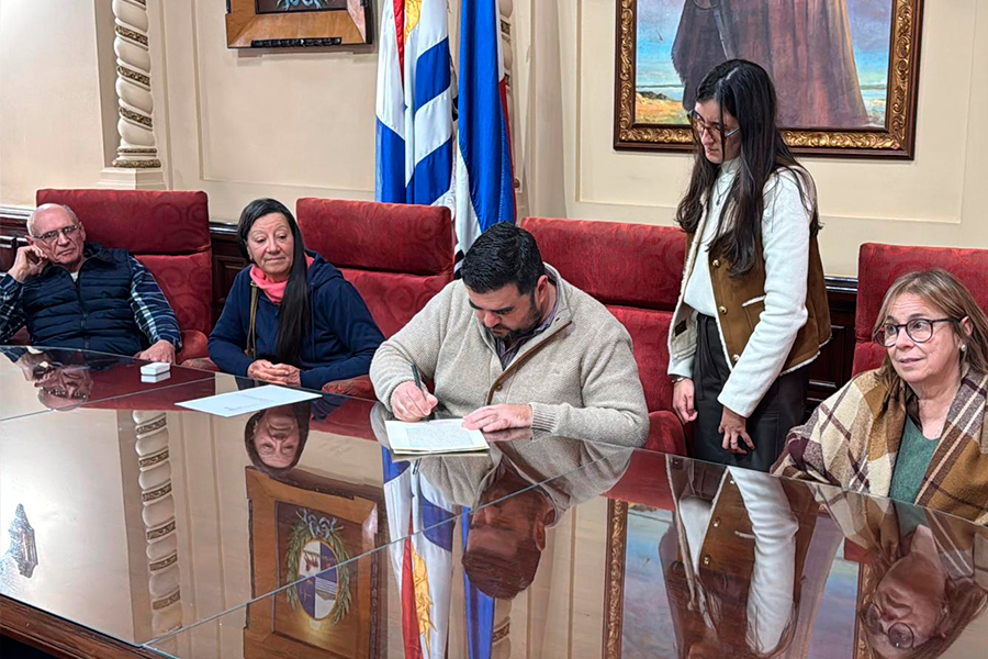 Intendente firmando