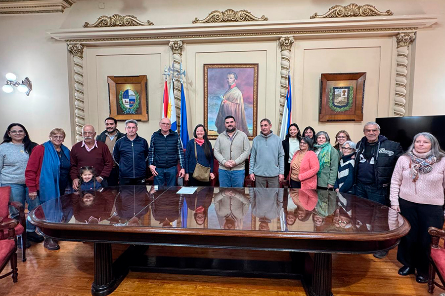 Intendente junto a vecinos beneficiados