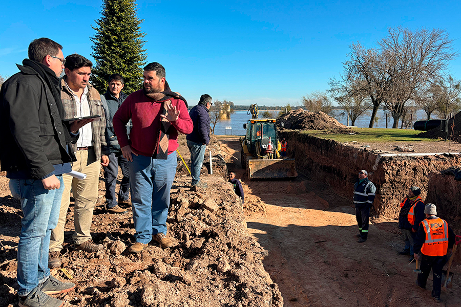 Intendente recorriendo obra