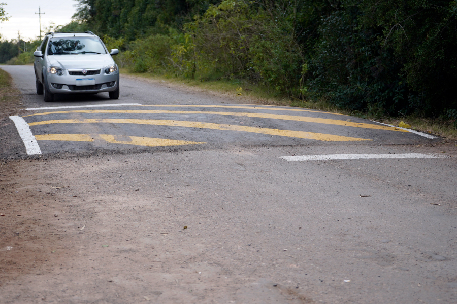Automovil pasando sobre reductor de velocidad